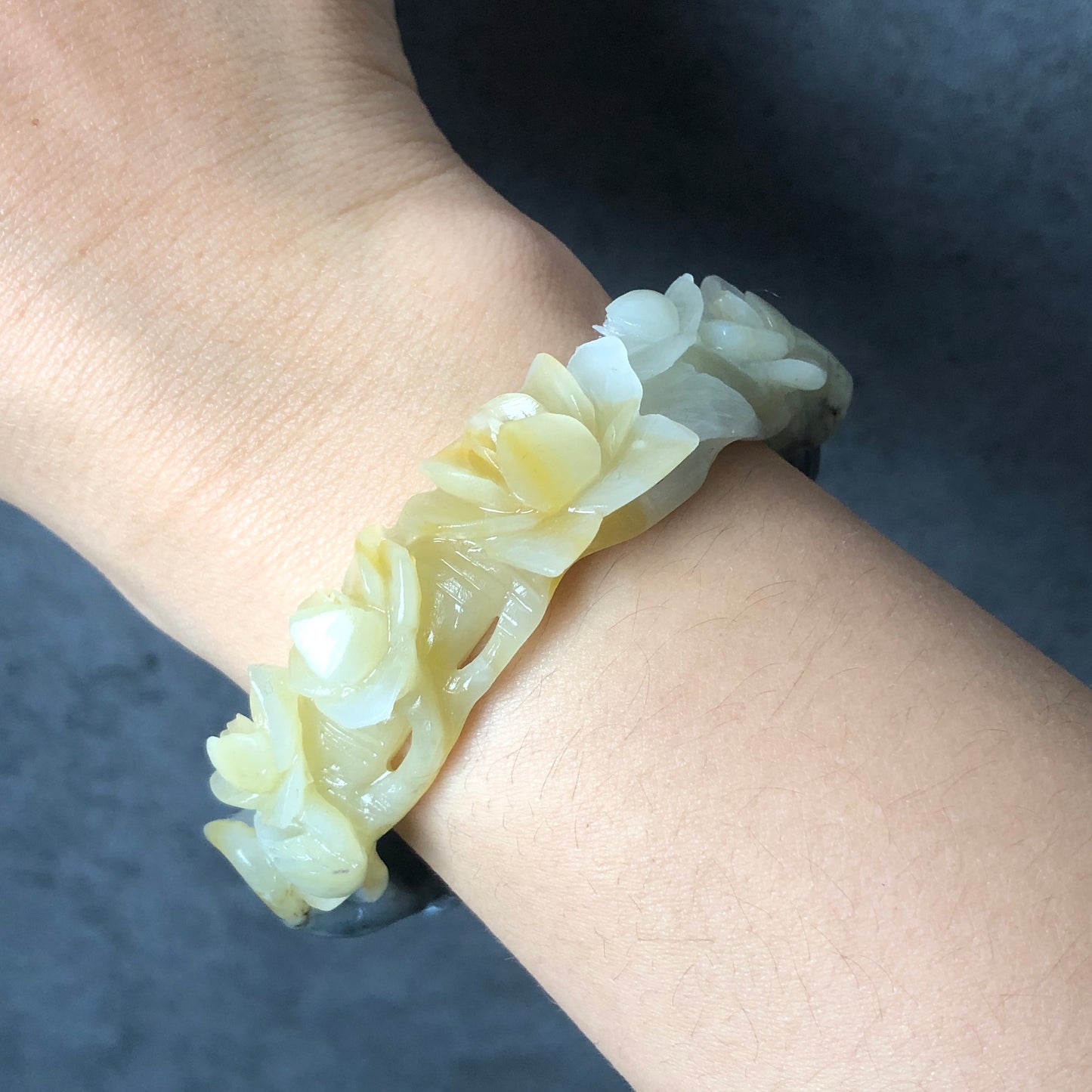 55.3mm Natural Xiu Jade Serpentine Hand Carved Black Kitten Cat with Butterfly and Yellow Peach Blossom Crystal Stone Bangle Bracelet