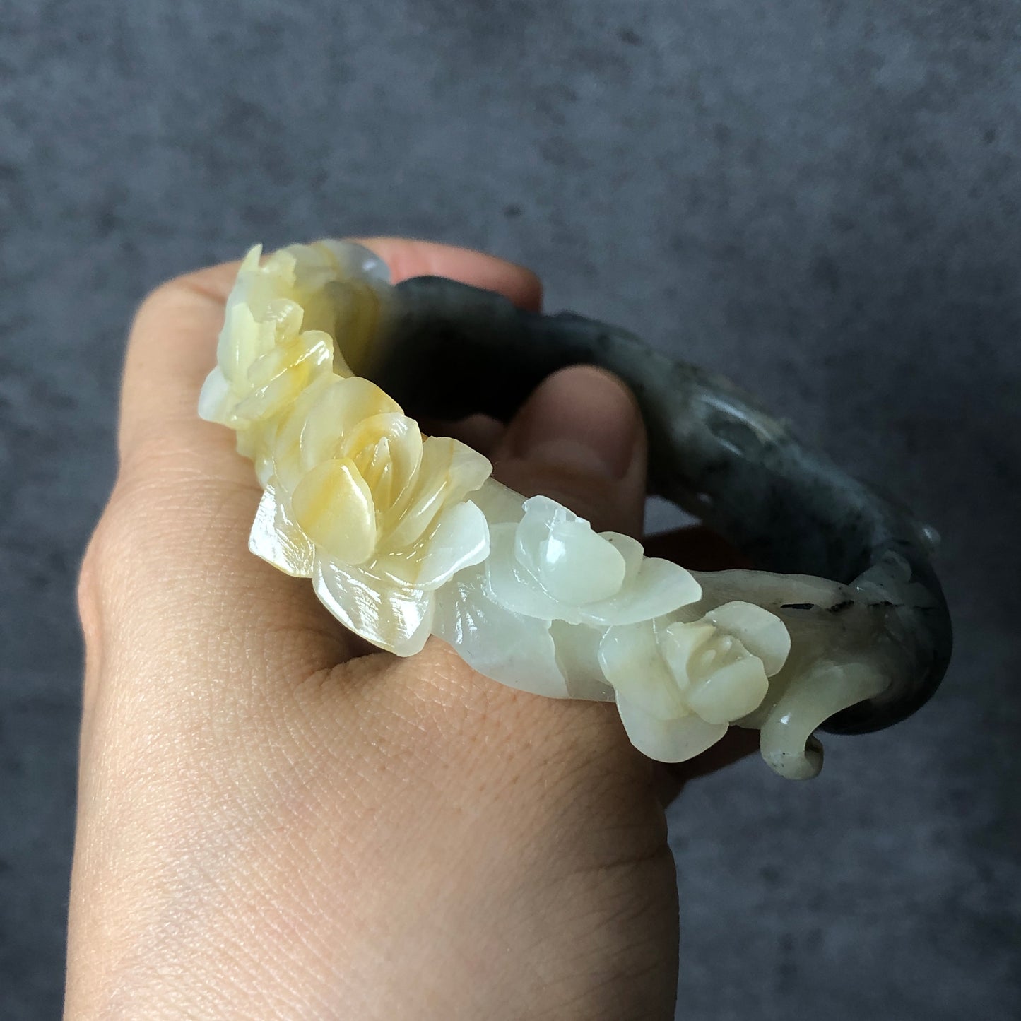 55.3mm Natural Xiu Jade Serpentine Hand Carved Black Kitten Cat with Butterfly and Yellow Peach Blossom Crystal Stone Bangle Bracelet