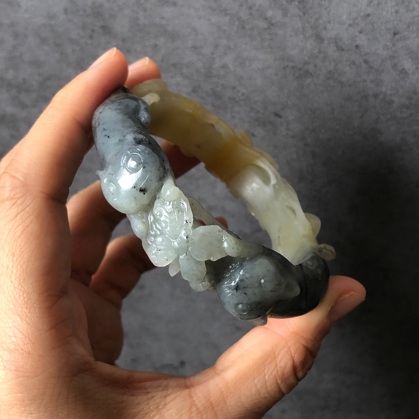 55.3mm Natural Xiu Jade Serpentine Hand Carved Black Kitten Cat with Butterfly and Yellow Peach Blossom Crystal Stone Bangle Bracelet
