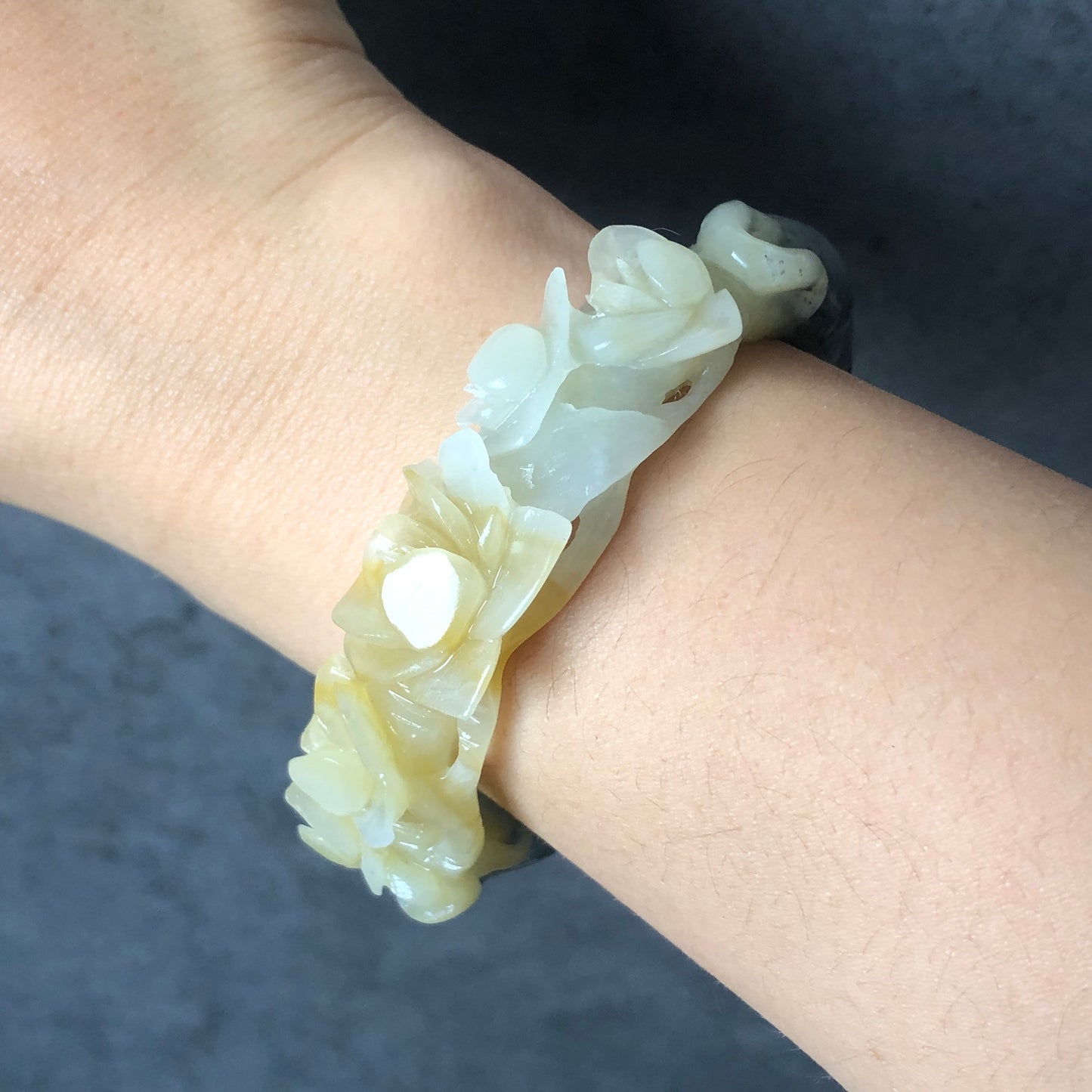 55.3mm Natural Xiu Jade Serpentine Hand Carved Black Kitten Cat with Butterfly and Yellow Peach Blossom Crystal Stone Bangle Bracelet