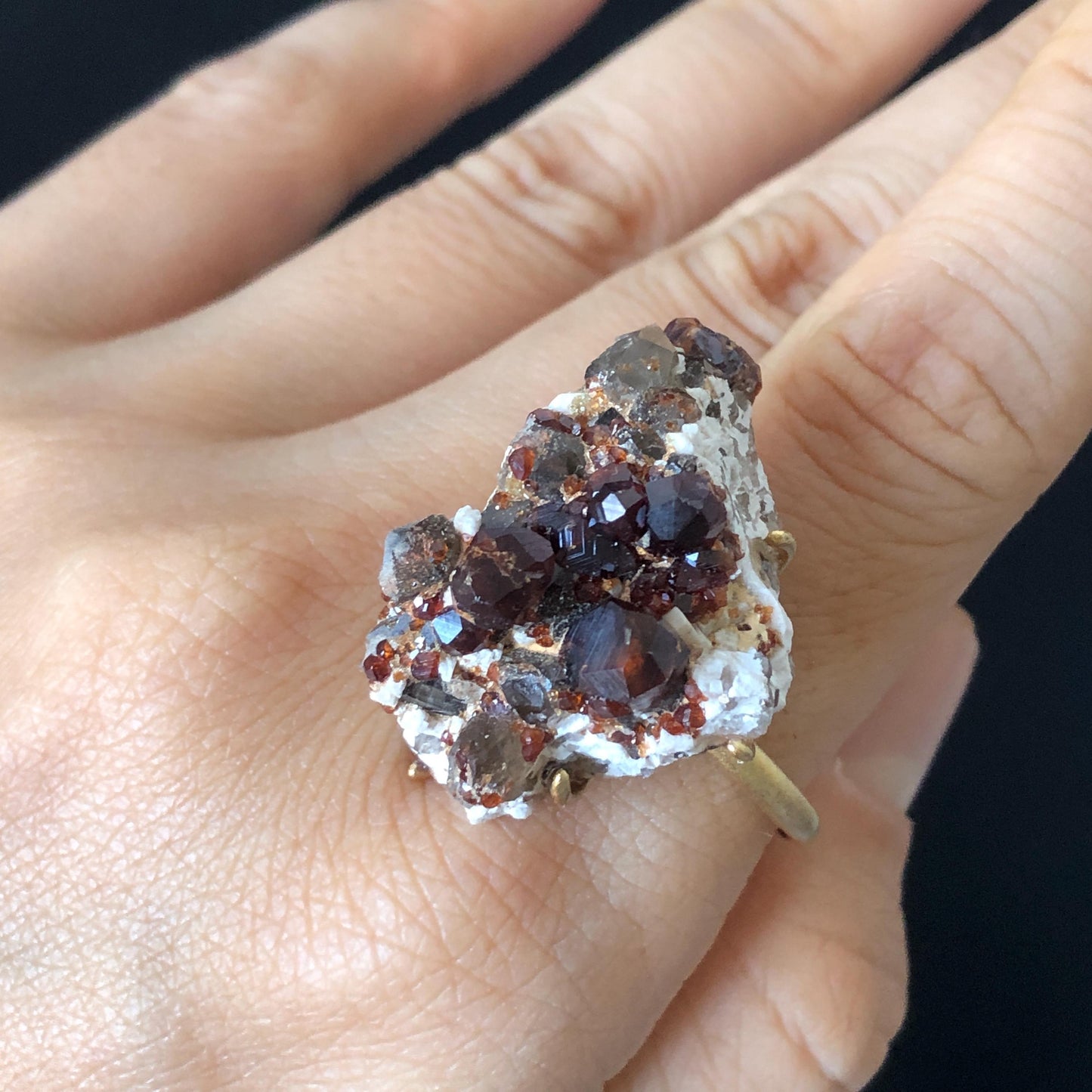 Raw Garnet Smoky Quartz Ring, Raw Stone Crystal Ring, Raw Mineral Ring, Chunky Irregular Ring Gift, Red gemstone statement ring, January June birthstone ring, gold-plated copper ring, healing stone, passion crystal, gift for him her, men women ring