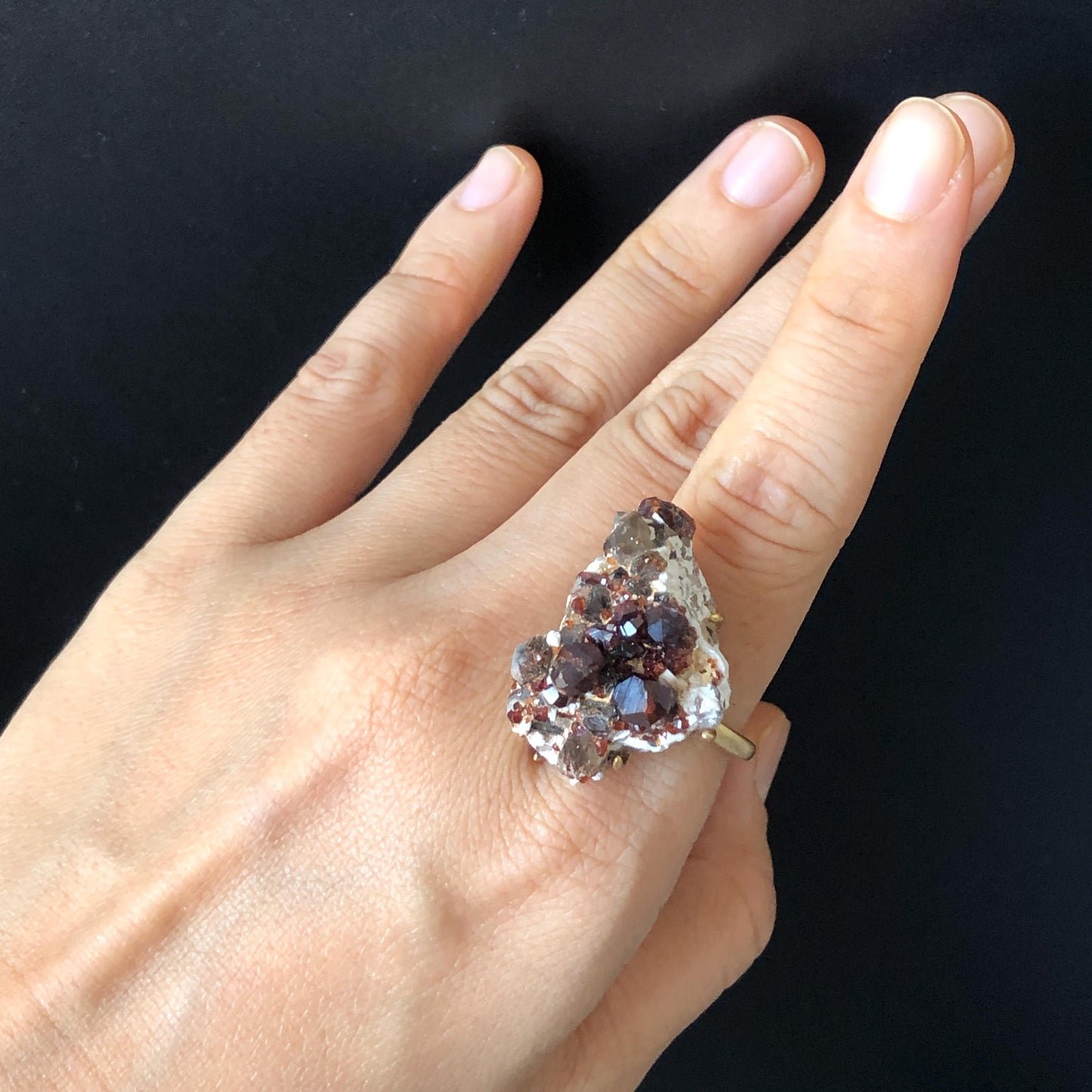 Raw Garnet Smoky Quartz Ring, Raw Stone Crystal Ring, Raw Mineral Ring, Chunky Irregular Ring Gift, Red gemstone statement ring, January June birthstone ring, gold-plated copper ring, healing stone, passion crystal, gift for him her, men women ring