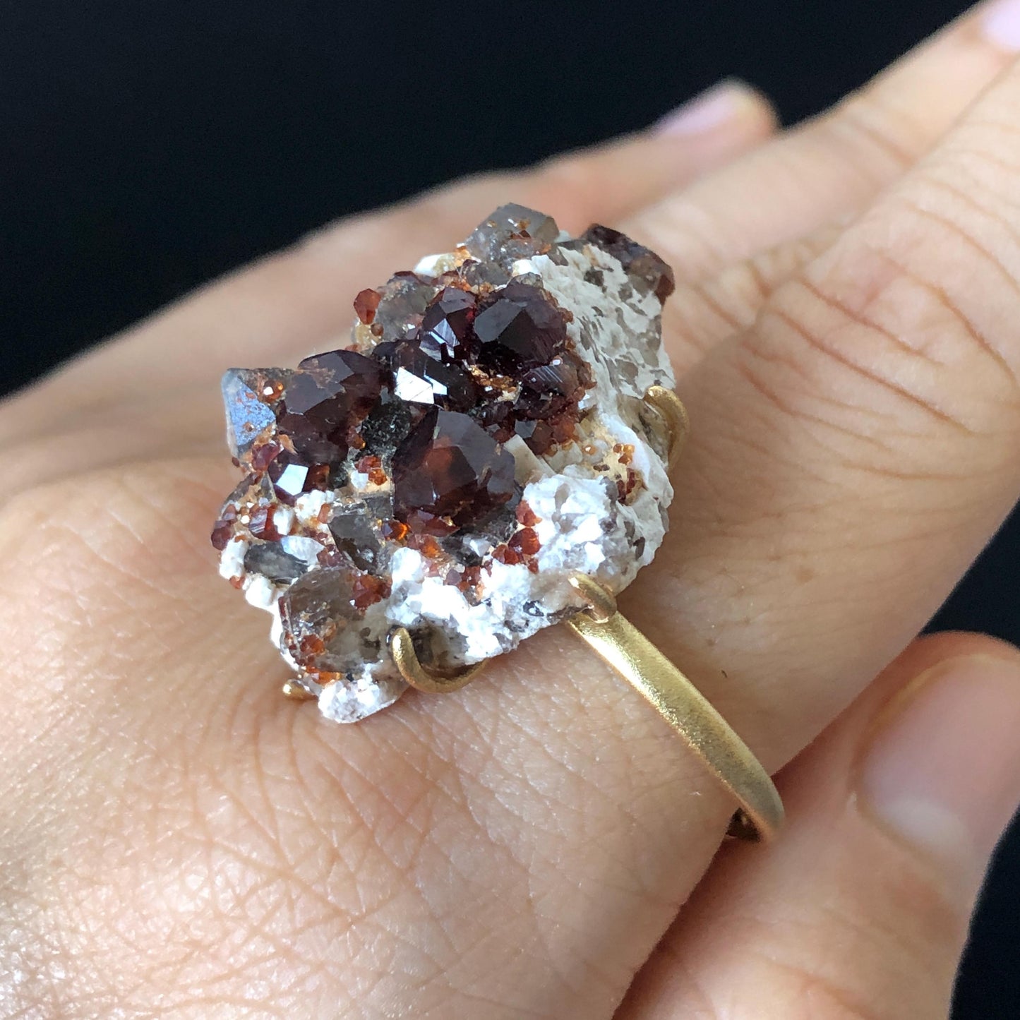 Raw Garnet Smoky Quartz Ring, Raw Stone Crystal Ring, Raw Mineral Ring, Chunky Irregular Ring Gift, Red gemstone statement ring, January June birthstone ring, gold-plated copper ring, healing stone, passion crystal, gift for him her, men women ring