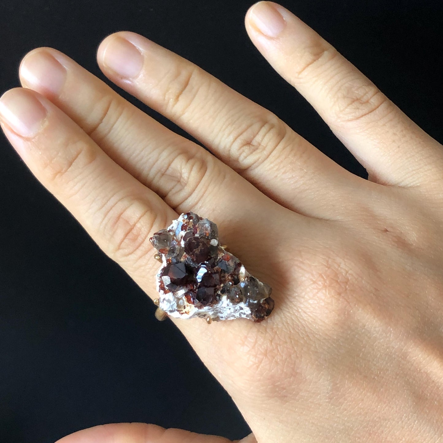 Raw Garnet Smoky Quartz Ring, Raw Stone Crystal Ring, Raw Mineral Ring, Chunky Irregular Ring Gift, Red gemstone statement ring, January June birthstone ring, gold-plated copper ring, healing stone, passion crystal, gift for him her, men women ring