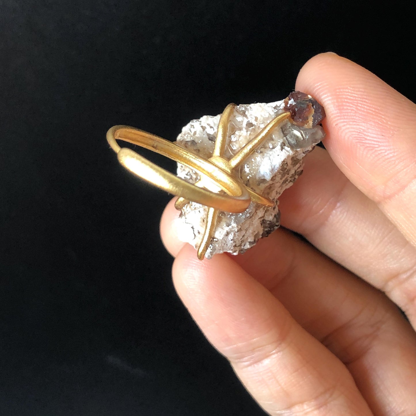 Raw Garnet Smoky Quartz Ring, Raw Stone Crystal Ring, Raw Mineral Ring, Chunky Irregular Ring Gift, Red gemstone statement ring, January June birthstone ring, gold-plated copper ring, healing stone, passion crystal, gift for him her, men women ring