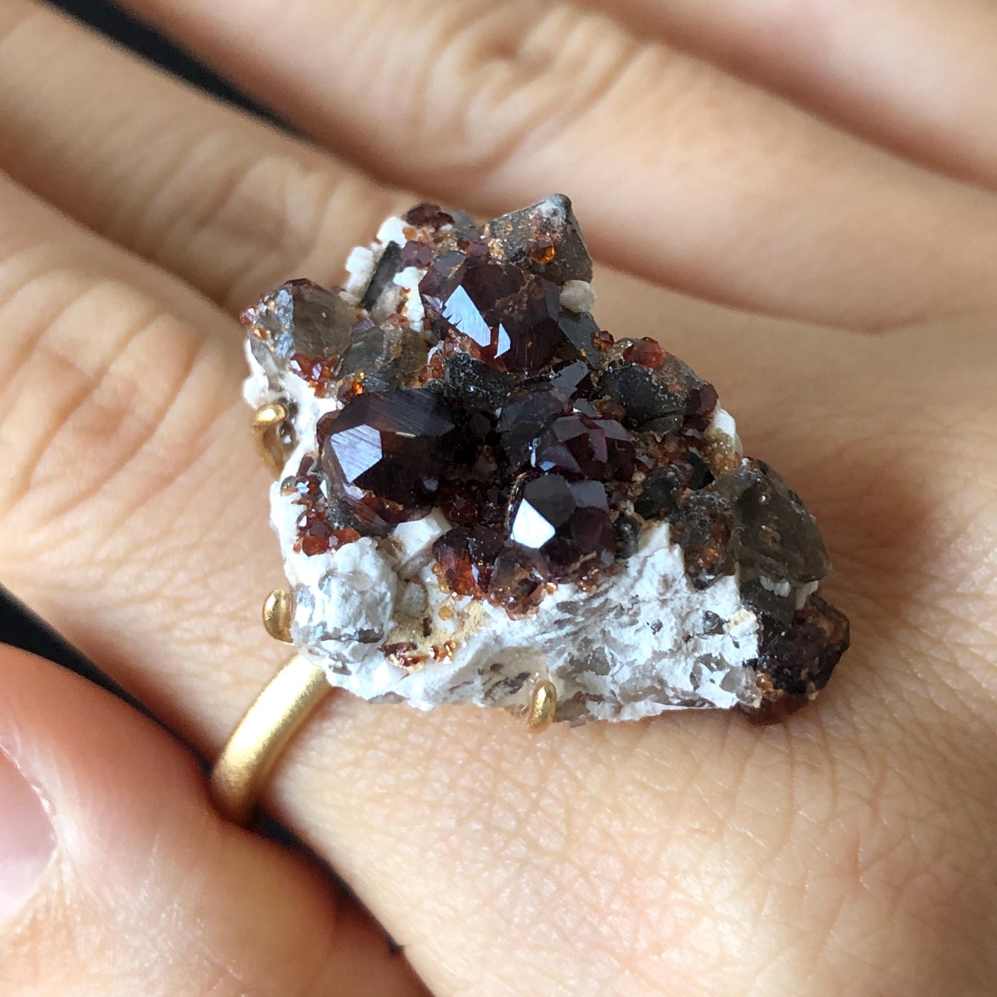 Raw Garnet Smoky Quartz Ring, Raw Stone Crystal Ring, Raw Mineral Ring, Chunky Irregular Ring Gift, Red gemstone statement ring, January June birthstone ring, gold-plated copper ring, healing stone, passion crystal, gift for him her, men women ring