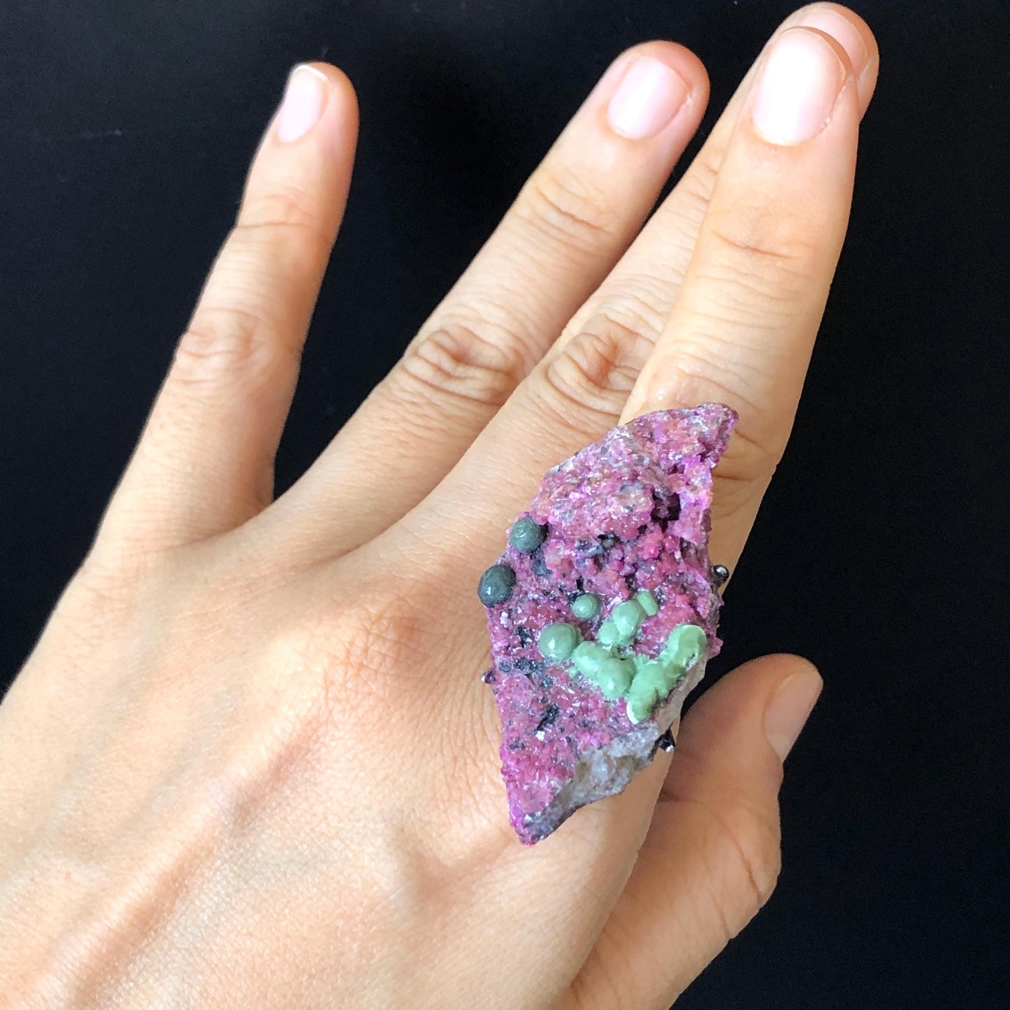 Raw Malachite Cobaltoan Calcite Ring, Minerals Specimen Ring, Large Stone Ring Big Crystal Ring, Chunky Irregular Gemstone Statement Ring, birthstone ring for her hugh cocktail ring for men Raw stone ring for women untreated natural crystal purple stone green gemstone ring silver-plated copper ring