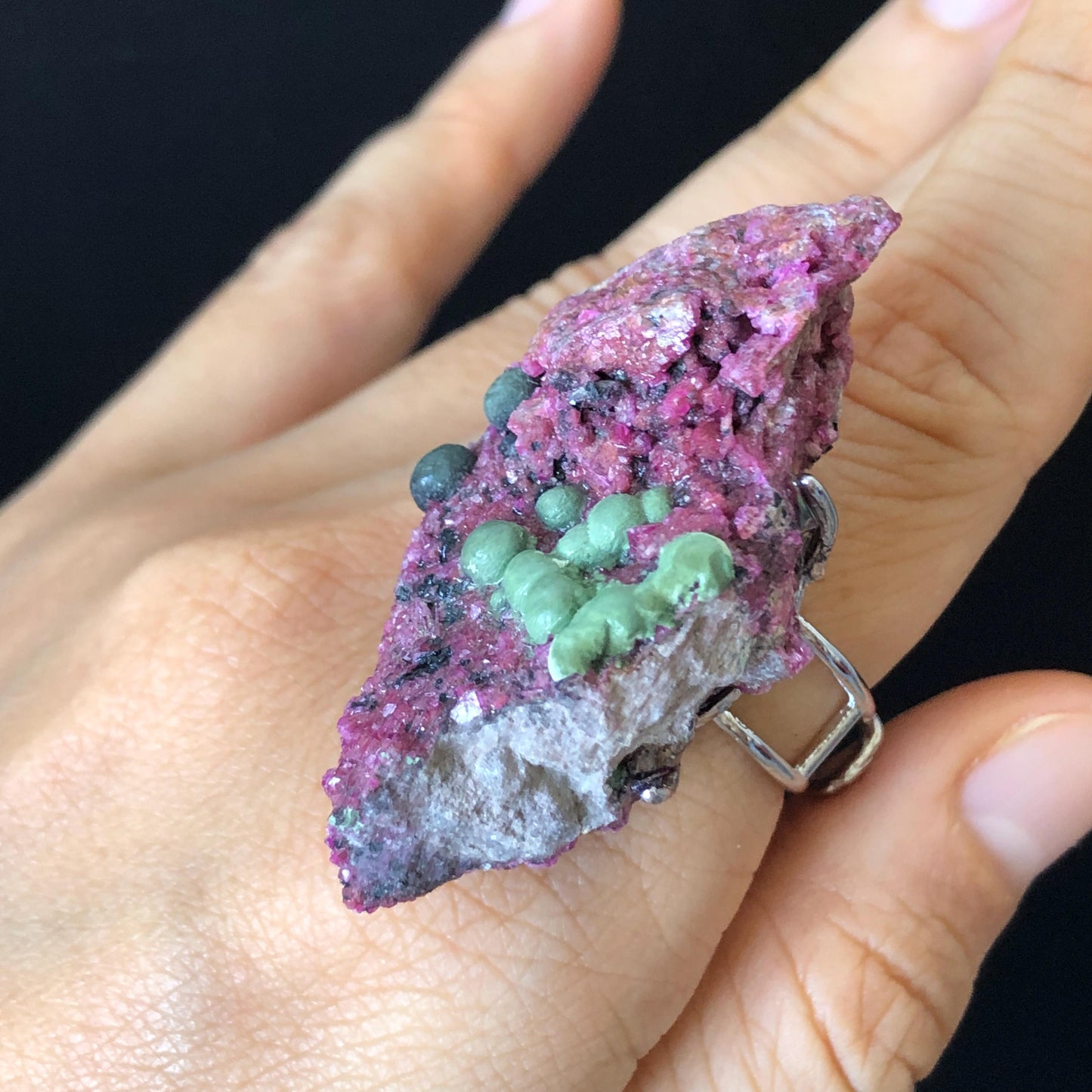 Raw Malachite Cobaltoan Calcite Ring, Minerals Specimen Ring, Large Stone Ring Big Crystal Ring, Chunky Irregular Gemstone Statement Ring, birthstone ring for her hugh cocktail ring for men Raw stone ring for women untreated natural crystal purple stone green gemstone ring silver-plated copper ring