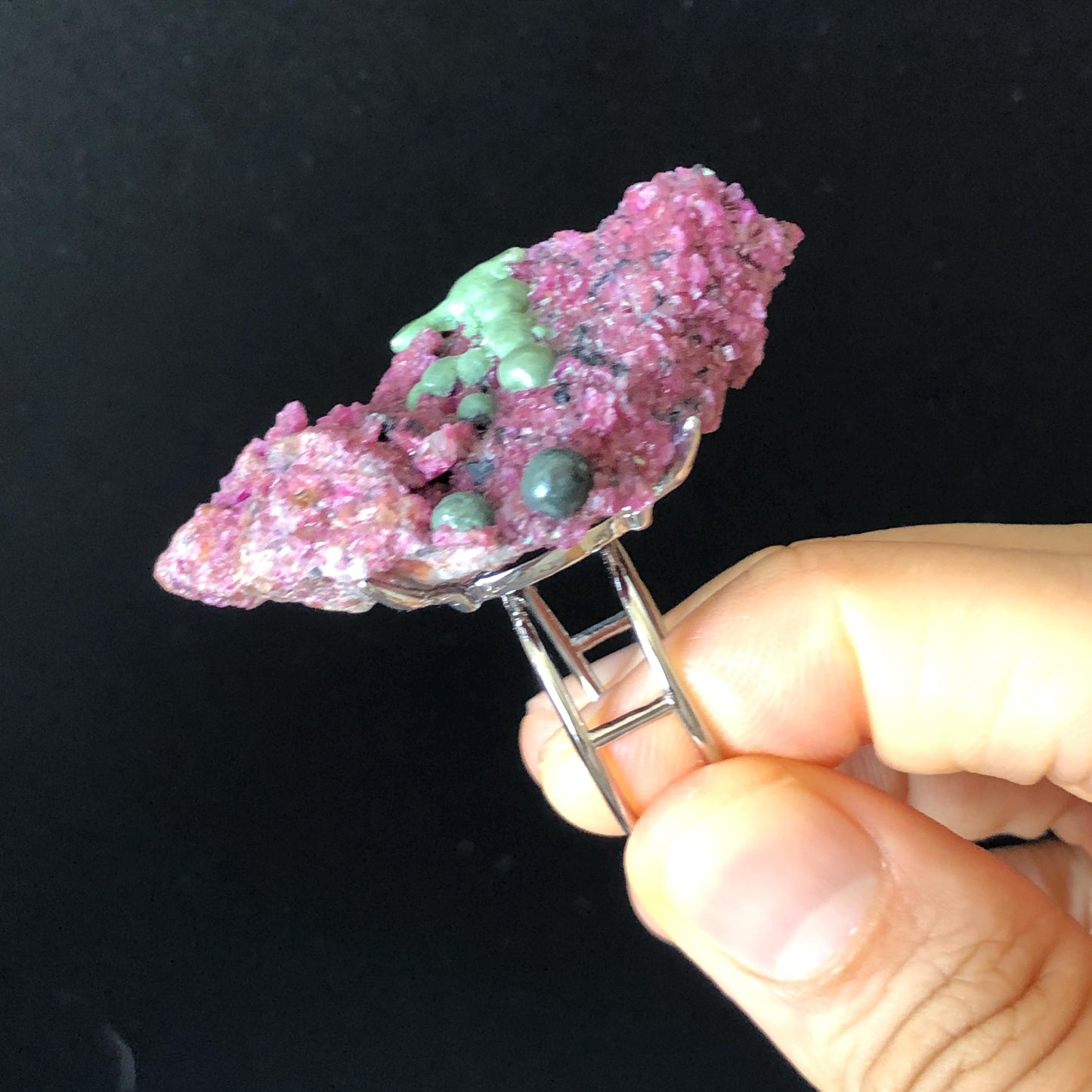 Raw Malachite Cobaltoan Calcite Ring, Minerals Specimen Ring, Large Stone Ring Big Crystal Ring, Chunky Irregular Gemstone Statement Ring, birthstone ring for her hugh cocktail ring for men Raw stone ring for women untreated natural crystal purple stone green gemstone ring silver-plated copper ring