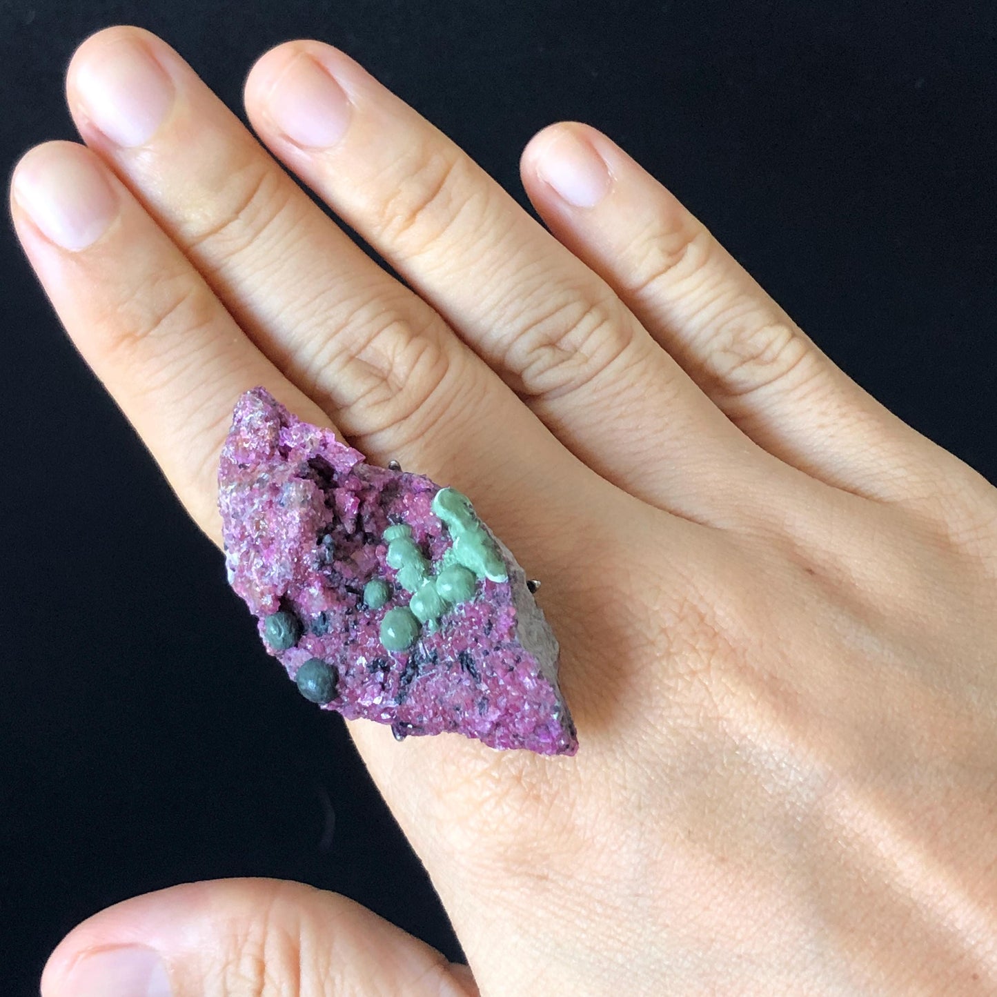 Raw Malachite Cobaltoan Calcite Ring, Minerals Specimen Ring, Large Stone Ring Big Crystal Ring, Chunky Irregular Gemstone Statement Ring, birthstone ring for her hugh cocktail ring for men Raw stone ring for women untreated natural crystal purple stone green gemstone ring silver-plated copper ring