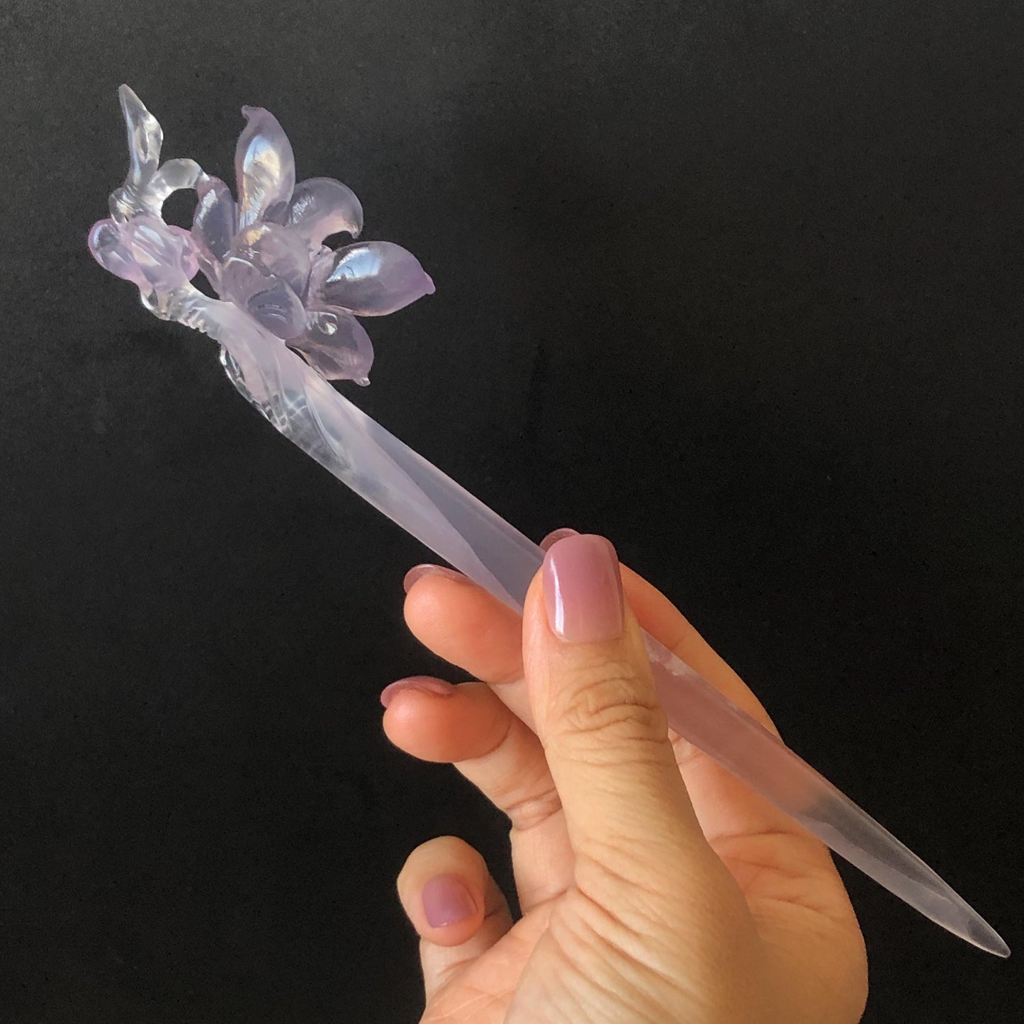 Natural Fluorite Hand Carved Yulan Flower Hair Pin: Purple and White Handcrafted Crystal Hanfu Hair Stick in Asian Chinese Vintage Style Handcrafted Hair Fork Bridal Wedding Headpiece gift for her japanese hairpin korean hair stick chinese hair fork vintage hair comb antique hair pins hanfu hair stick bridal shower hair jewelry wedding headpiece bridal shower gift engagement hair accessory jade carving hand engraved purple crystal untreated natural crystal hairpin yulan carving