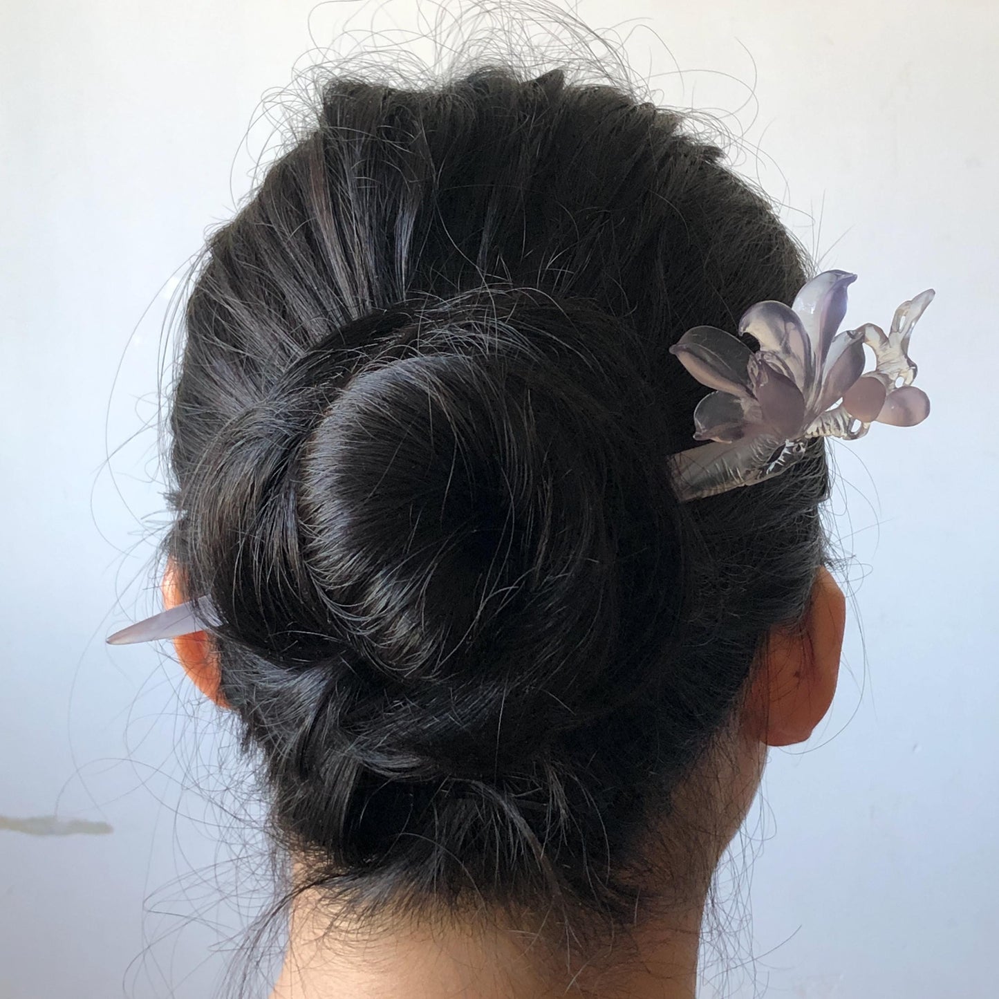 Natural Fluorite Hand Carved Yulan Flower Hair Pin: Purple and White Handcrafted Crystal Hanfu Hair Stick in Asian Chinese Vintage Style Handcrafted Hair Fork Bridal Wedding Headpiece gift for her japanese hairpin korean hair stick chinese hair fork vintage hair comb antique hair pins hanfu hair stick bridal shower hair jewelry wedding headpiece bridal shower gift engagement hair accessory jade carving hand engraved purple crystal untreated natural crystal hairpin yulan carving