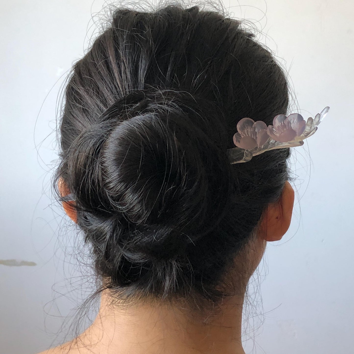 Natural Fluorite Hand Carved Peach Blossom Flower Hair Pin: Purple and White Handcrafted Crystal Hanfu Hair Stick in Asian Chinese Vintage Style Handcrafted Hair Fork Bridal Wedding Headpiece gift for her japanese hairpin korean hair stick chinese hair fork vintage hair comb antique hair pins hanfu hair stick bridal shower hair jewelry wedding headpiece bridal shower gift engagement hair accessory jade carving hand engraved purple crystal hand carved hairpins untreated natural crystal hairpin