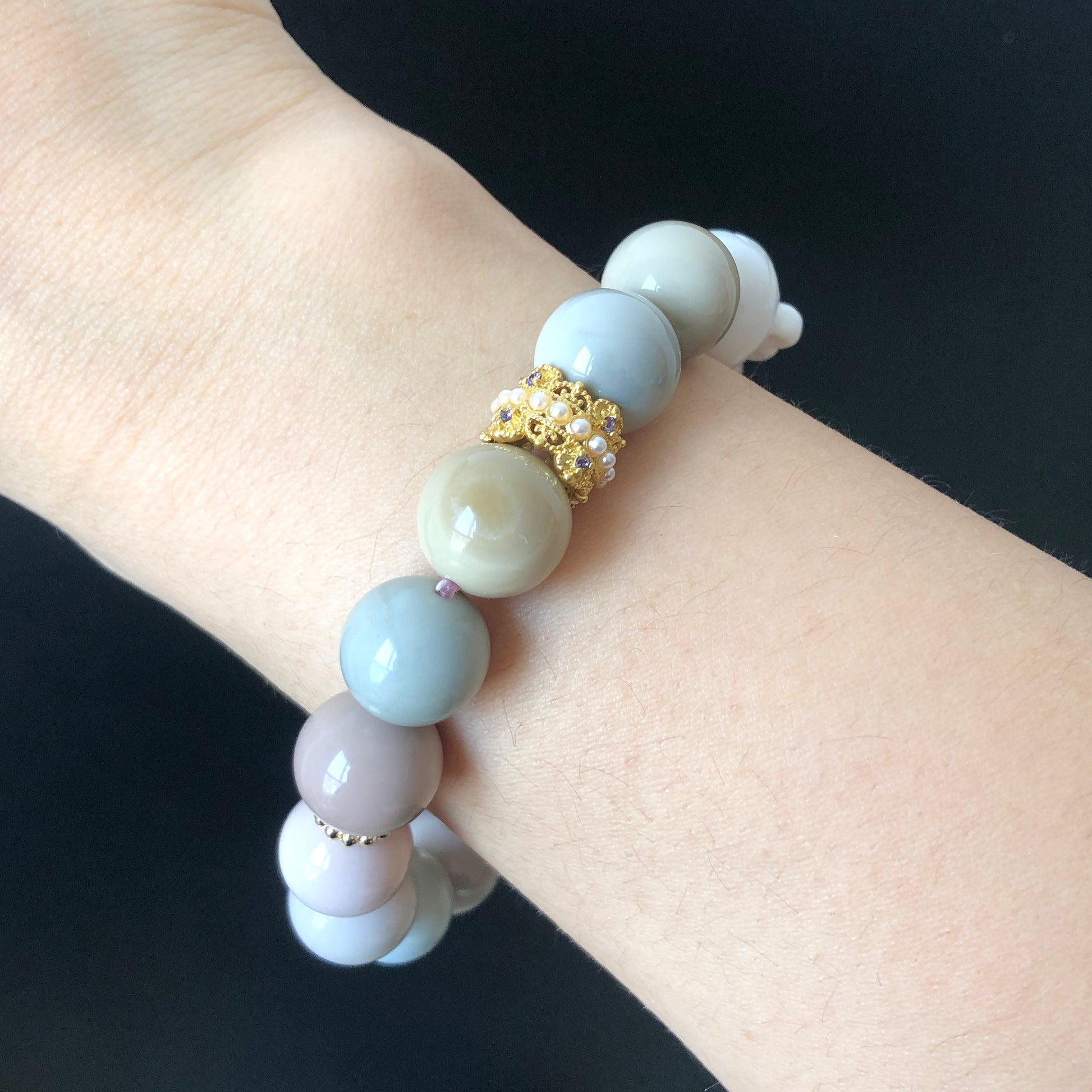 Alashan Agate Bunny Rabbite with Carrot carved Charm Bead Bracelet | Creamy Milkshake Macaroon | Crystal DIY | Easter Holiday | Rabbit Year