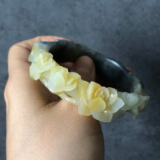 55.3mm Natural Xiu Jade Serpentine Hand Carved Black Kitten Cat with Butterfly and Yellow Peach Blossom Crystal Stone Bangle Bracelet