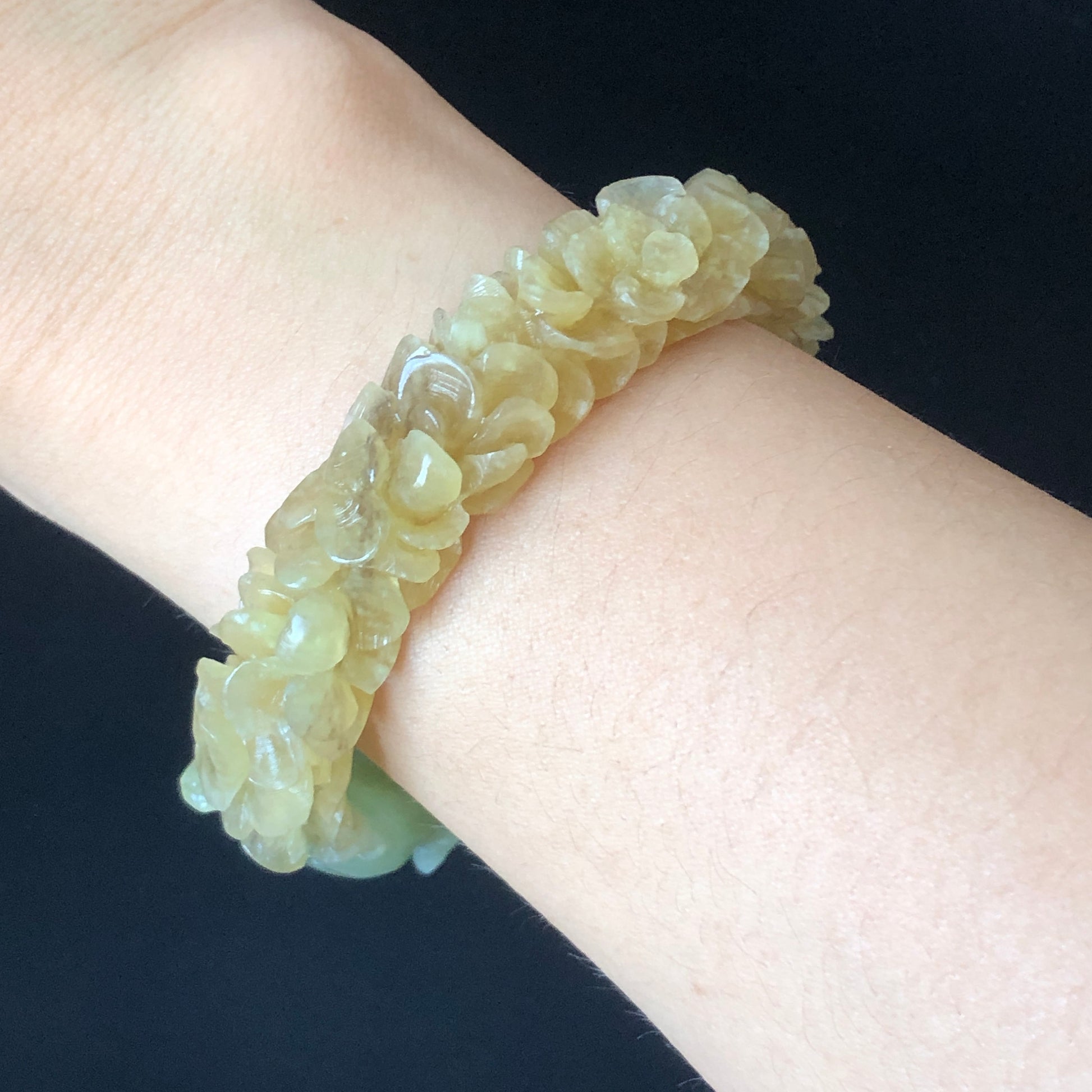 56.4mm Natural Xiu Jade Serpentine Hand Carved Kitten Cat with Butterfly and Yellow Hydrangeas flowers Bangle | Green & Yellow | Lemon Soda