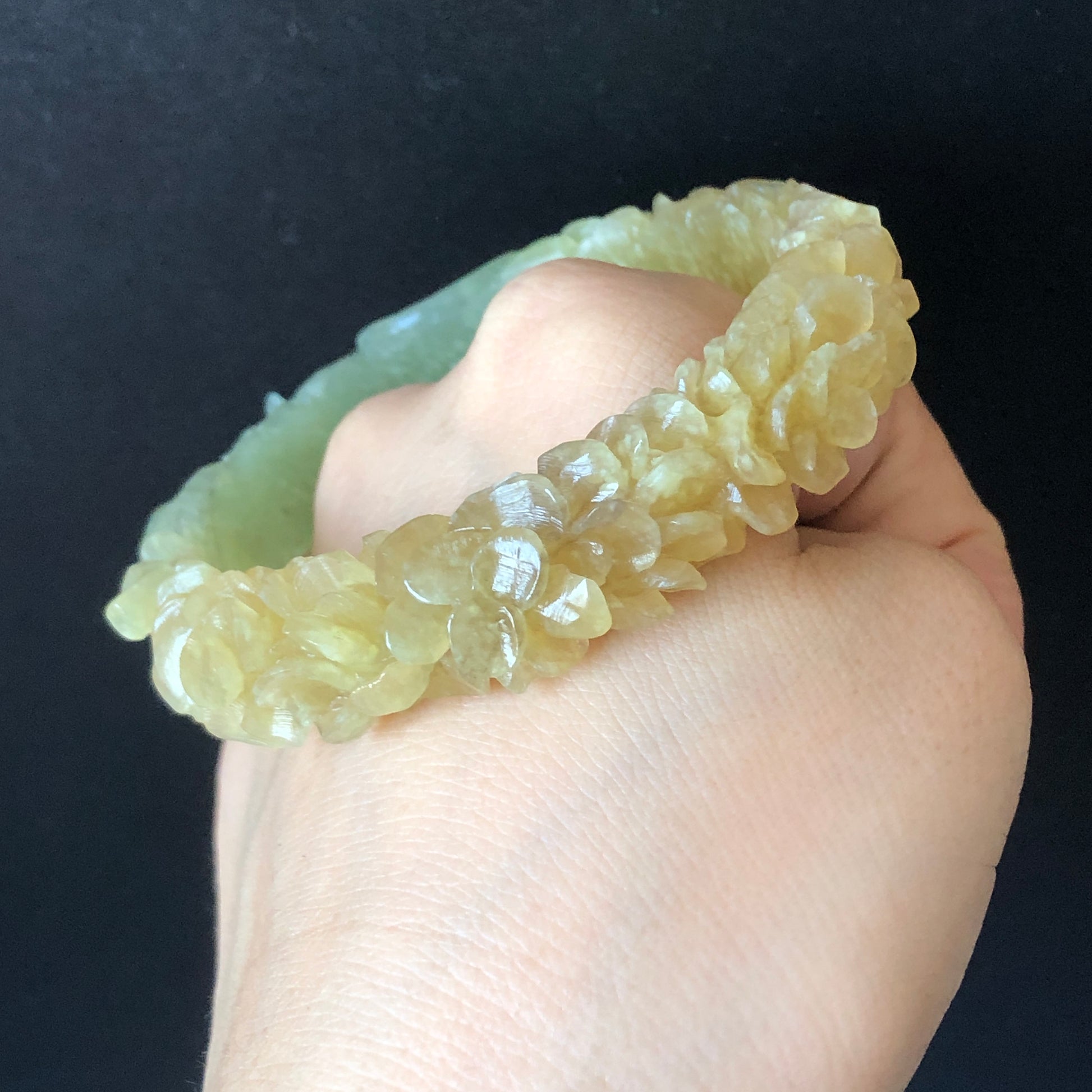 56.4mm Natural Xiu Jade Serpentine Hand Carved Kitten Cat with Butterfly and Yellow Hydrangeas flowers Bangle | Green & Yellow | Lemon Soda