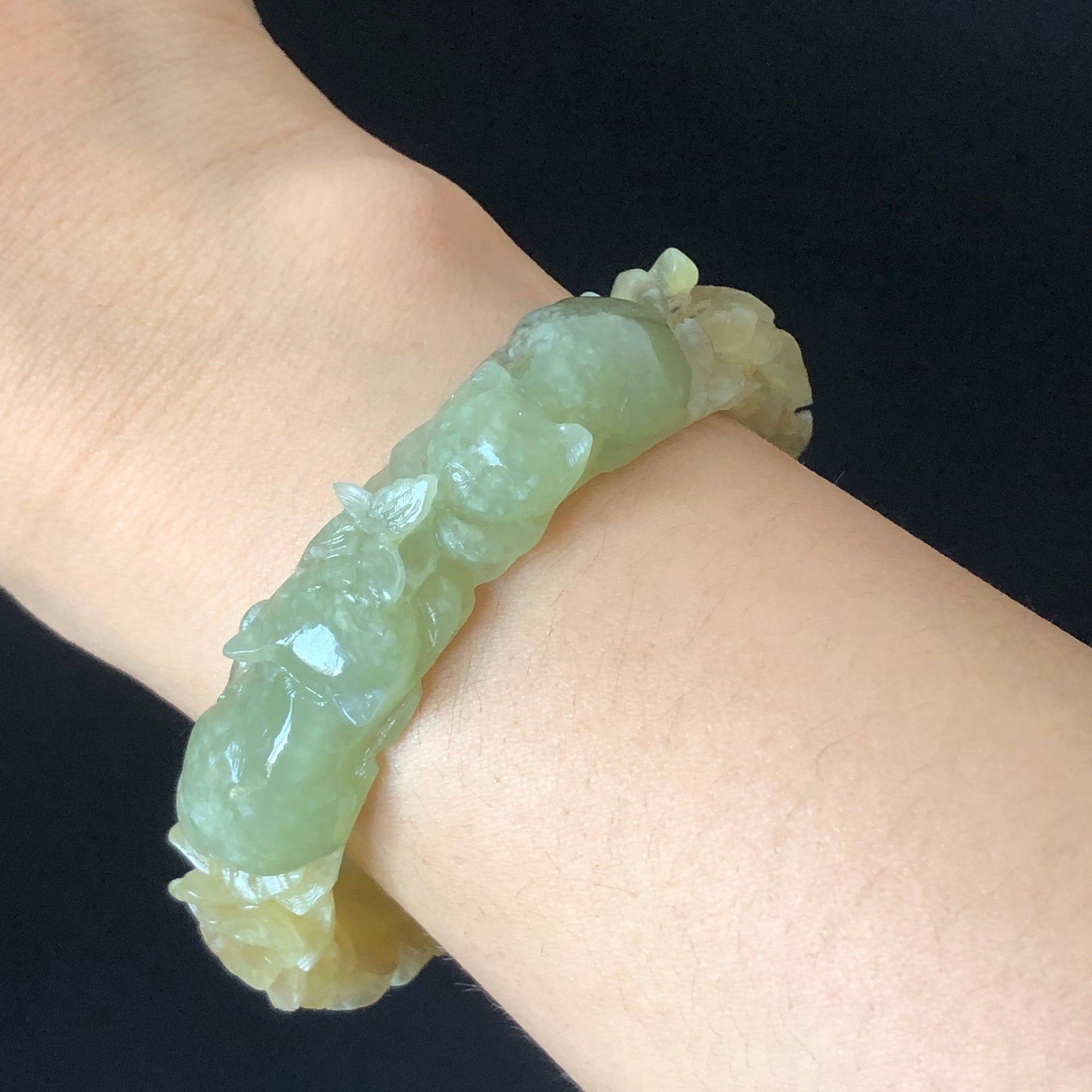 56.4mm Natural Xiu Jade Serpentine Hand Carved Kitten Cat with Butterfly and Yellow Hydrangeas flowers Bangle | Green & Yellow | Lemon Soda