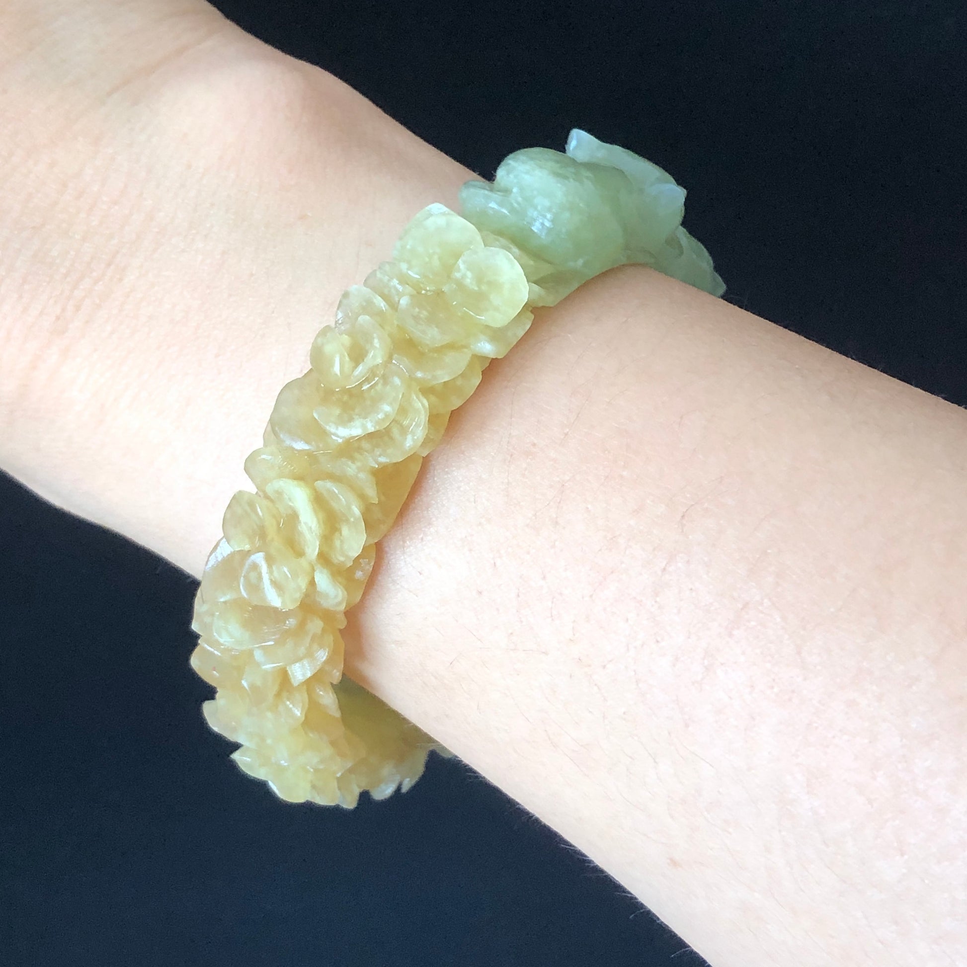 56.4mm Natural Xiu Jade Serpentine Hand Carved Kitten Cat with Butterfly and Yellow Hydrangeas flowers Bangle | Green & Yellow | Lemon Soda