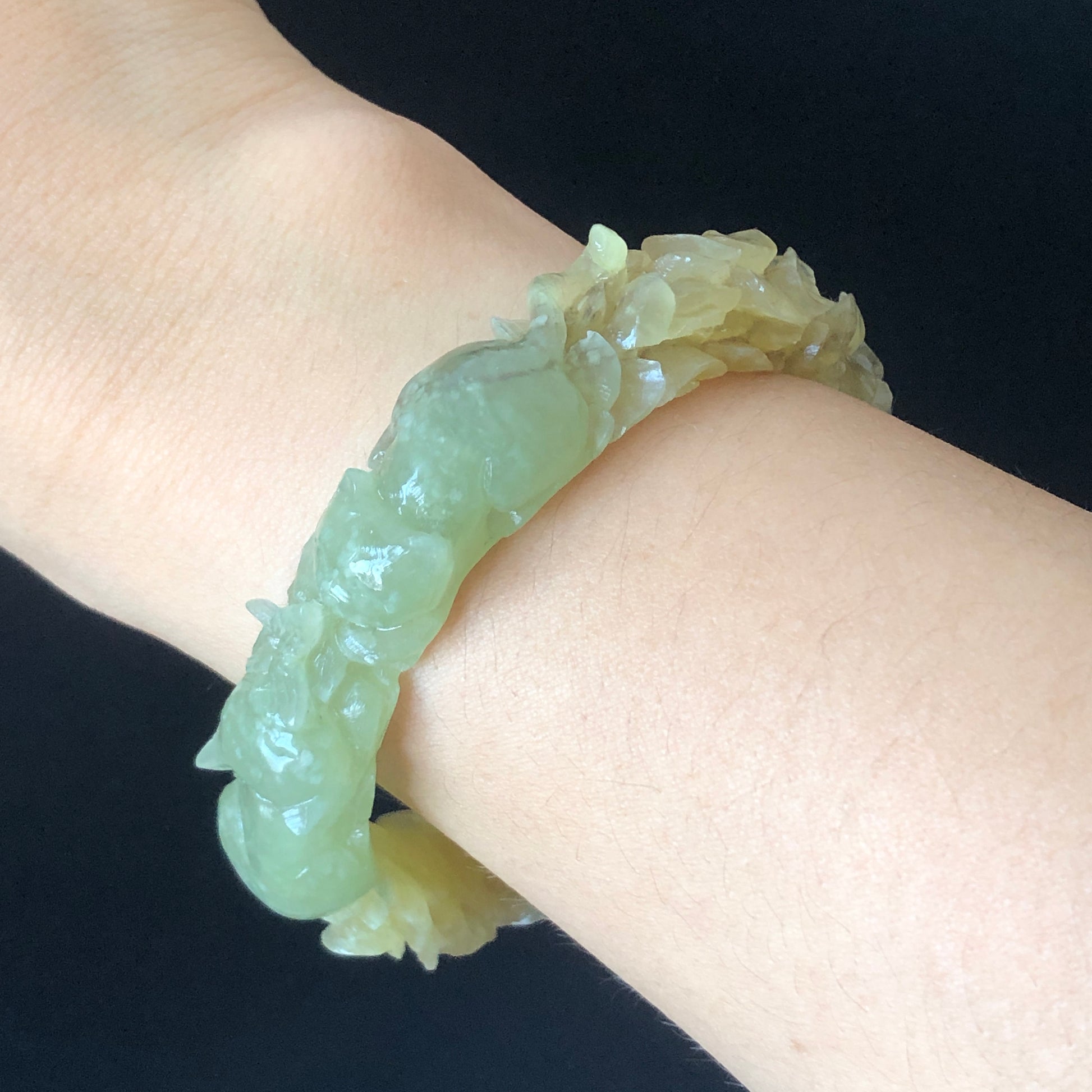 56.4mm Natural Xiu Jade Serpentine Hand Carved Kitten Cat with Butterfly and Yellow Hydrangeas flowers Bangle | Green & Yellow | Lemon Soda