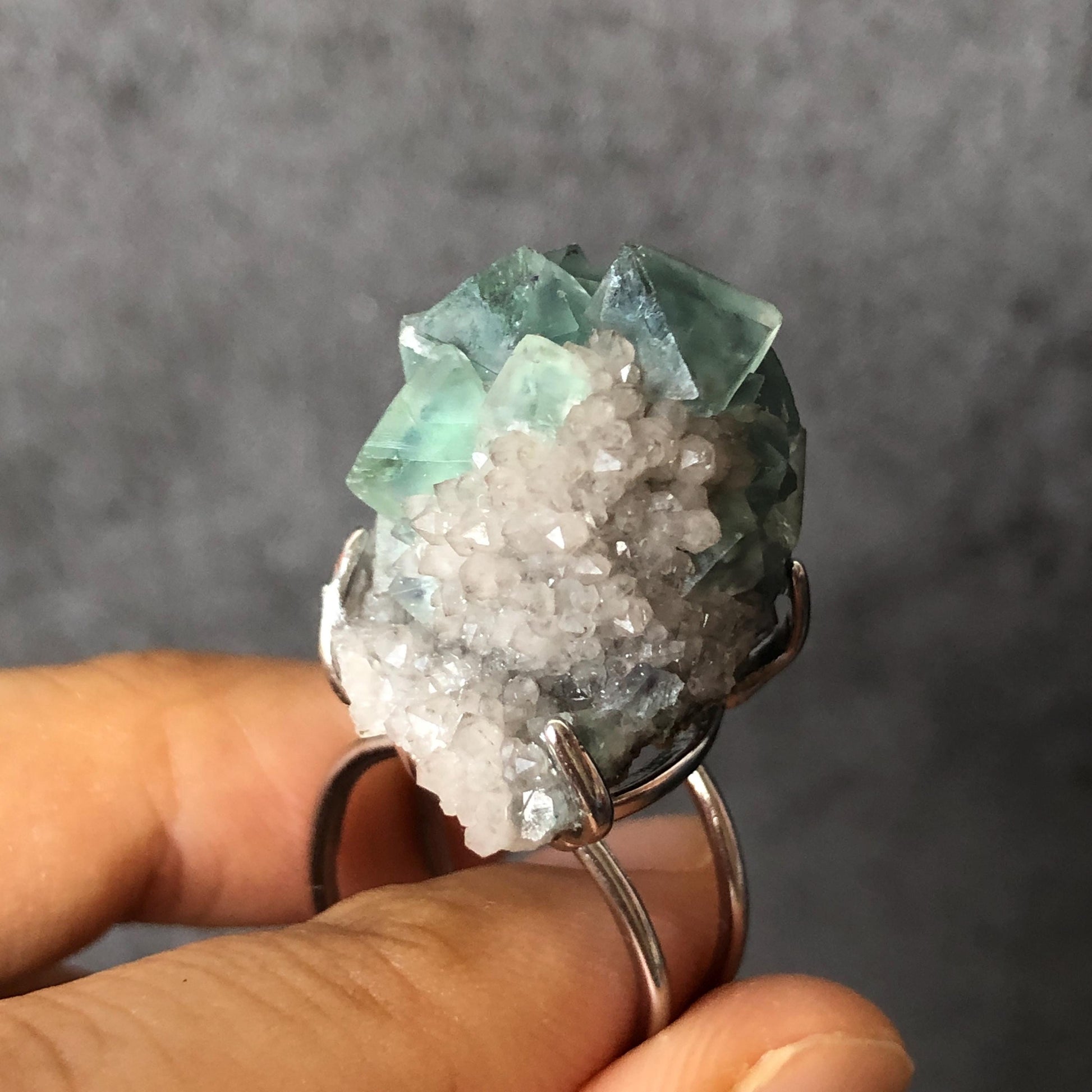 Raw Fluorite Ring, Ball-shaped raw crystal ring, green raw stone ring, raw mineral ring, chunky irregular ring, adjustable band ring, silver-plated copper ring, February March birthstone ring, large statement ring for men and women, big cocktail ring