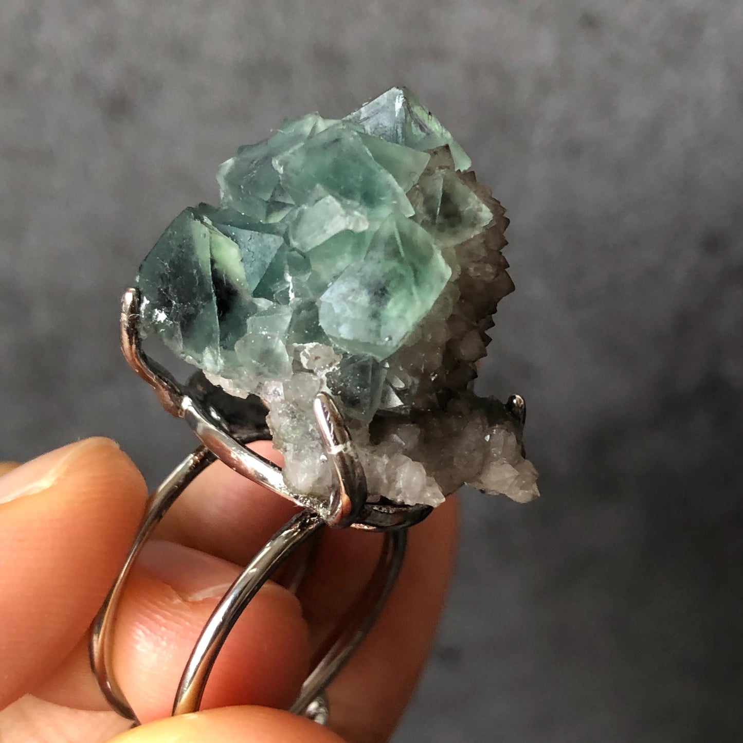 Raw Fluorite Ring, Ball-shaped raw crystal ring, green raw stone ring, raw mineral ring, chunky irregular ring, adjustable band ring, silver-plated copper ring, February March birthstone ring, large statement ring for men and women, big cocktail ring