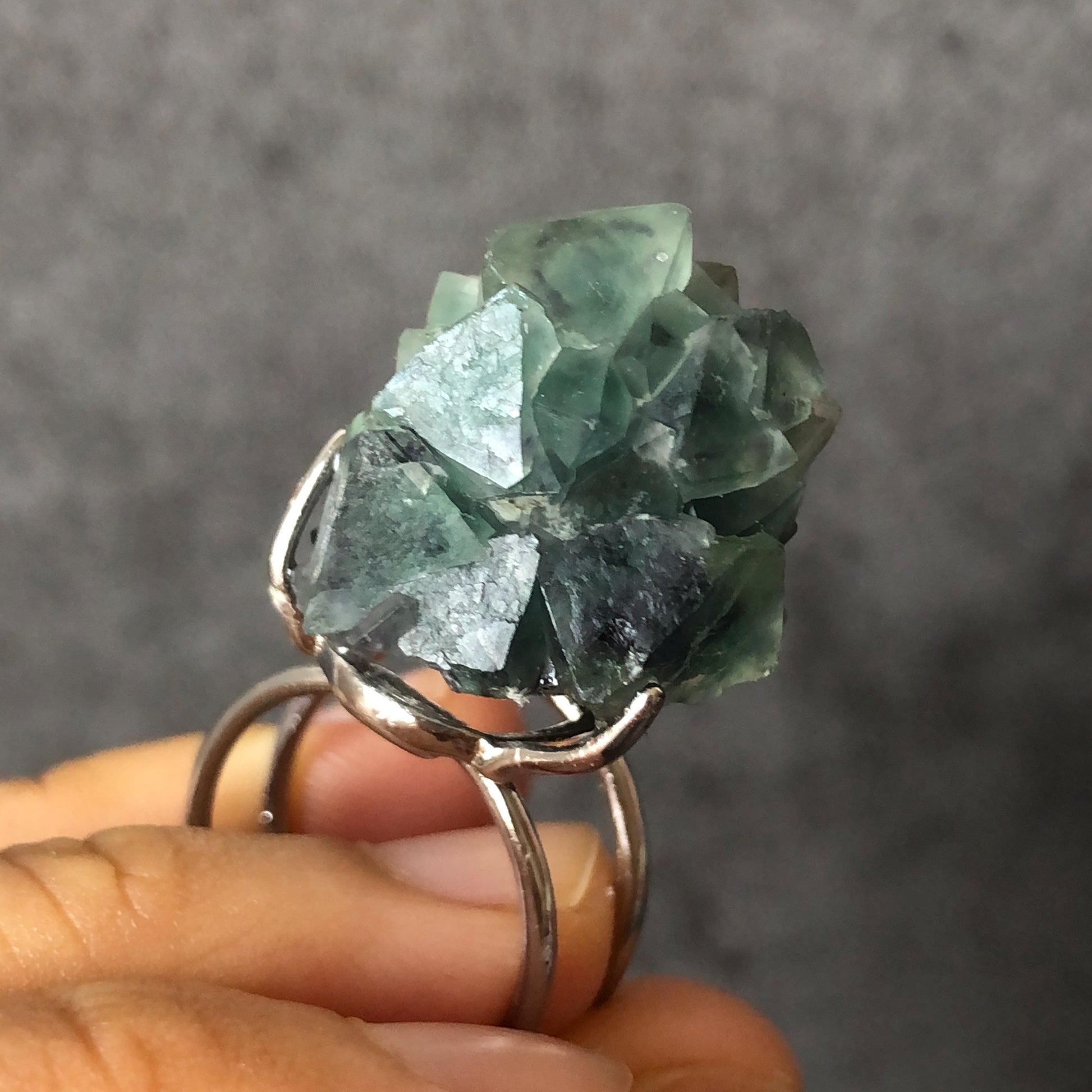 Raw Fluorite Ring, Ball-shaped raw crystal ring, green raw stone ring, raw mineral ring, chunky irregular ring, adjustable band ring, silver-plated copper ring, February March birthstone ring, large statement ring for men and women, big cocktail ring