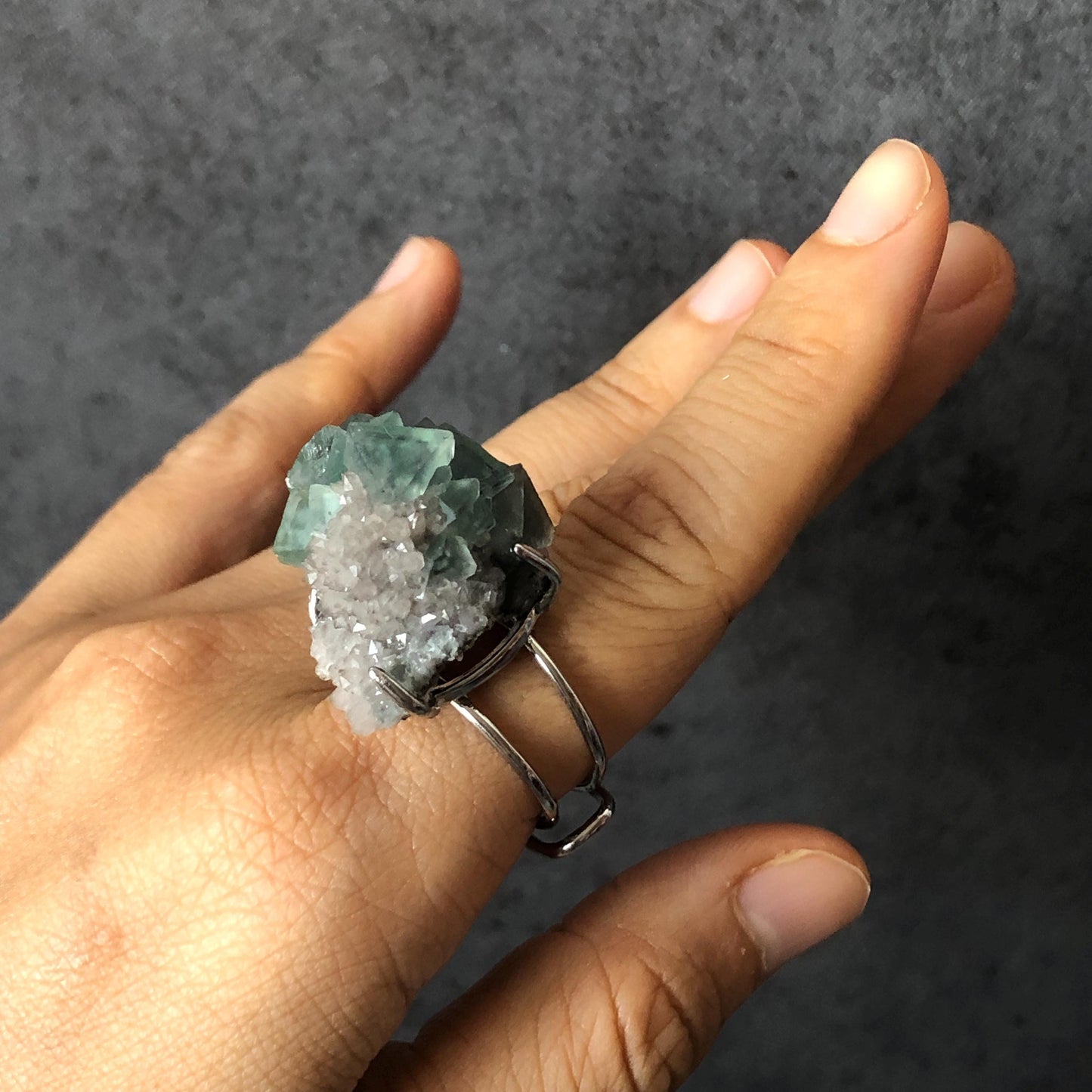 Raw Fluorite Ring, Ball-shaped raw crystal ring, green raw stone ring, raw mineral ring, chunky irregular ring, adjustable band ring, silver-plated copper ring, February March birthstone ring, large statement ring for men and women, big cocktail ring