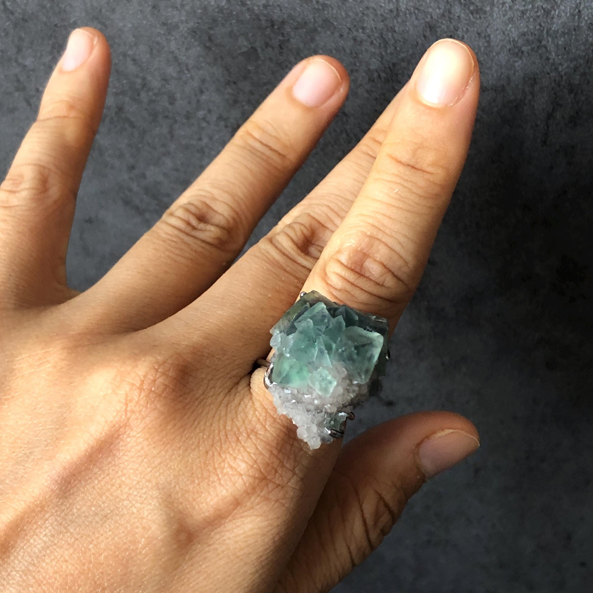 Raw Fluorite Ring, Ball-shaped raw crystal ring, green raw stone ring, raw mineral ring, chunky irregular ring, adjustable band ring, silver-plated copper ring, February March birthstone ring, large statement ring for men and women, big cocktail ring