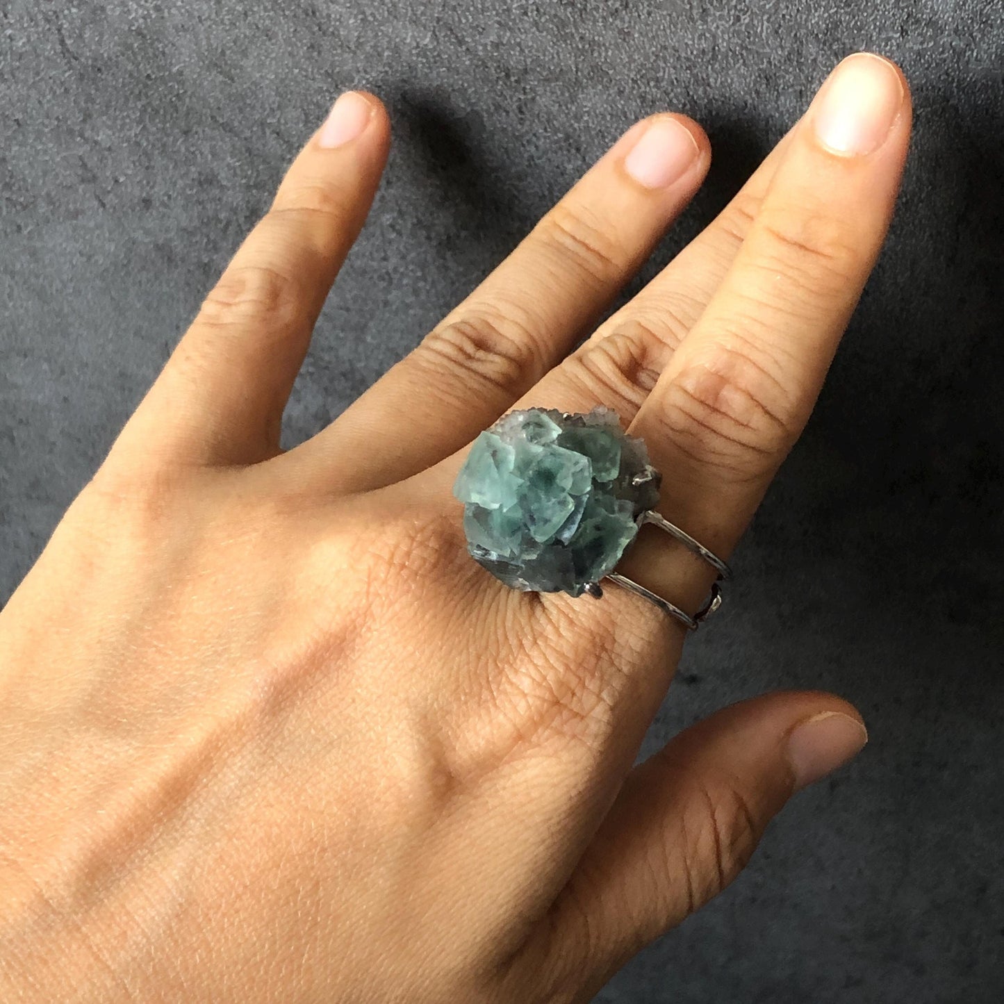 Raw Fluorite Ring, Ball-shaped raw crystal ring, green raw stone ring, raw mineral ring, chunky irregular ring, adjustable band ring, silver-plated copper ring, February March birthstone ring, large statement ring for men and women, big cocktail ring