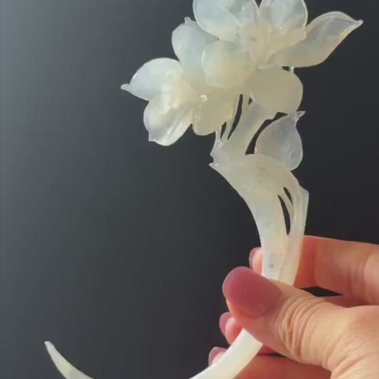 Xiu Jade Serpentine Hand Carved Iris Flower Hair Pin: Natural White Jade Handcrafted Crescent Moon Hair Stick 3D Stone Carving Hair Jewelry