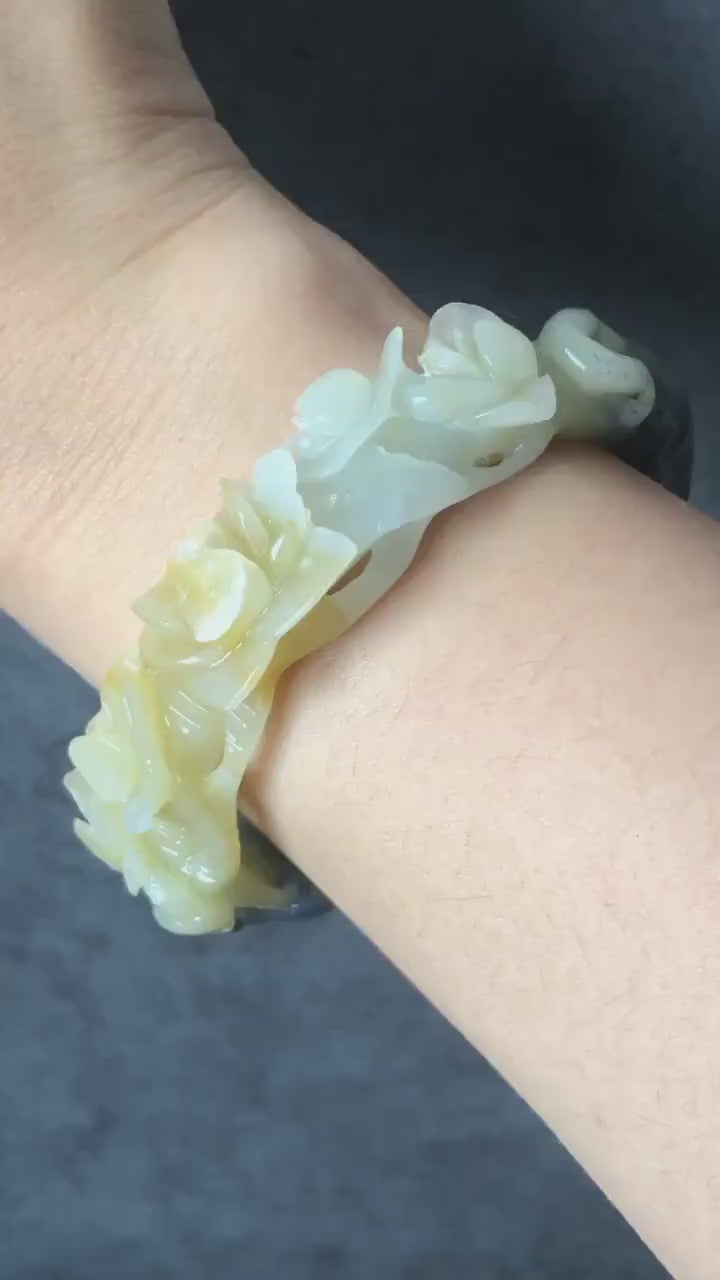 55.3mm Natural Xiu Jade Serpentine Hand Carved Black Kitten Cat with Butterfly and Yellow Peach Blossom Crystal Stone Bangle Bracelet